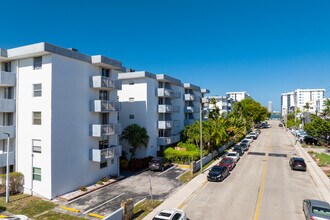 North Bay Villas in North Bay Village, FL - Building Photo - Building Photo