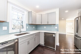 70 Stanley Ave, Unit 1 in Medford, MA - Foto de edificio - Building Photo