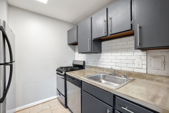 1900 Lyttonsville Rd, Unit 1101 in Silver Spring, MD - Foto de edificio - Building Photo