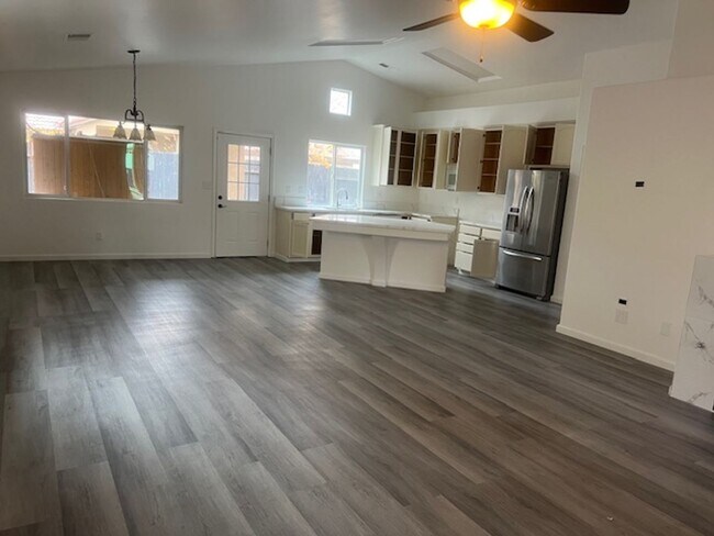 11711 Stratosphere Ave in Bakersfield, CA - Building Photo - Building Photo