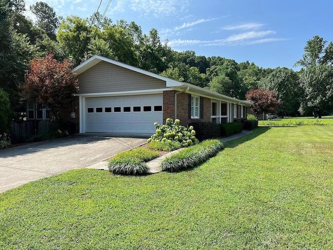 2311 Dug Gap Rd in Dalton, GA - Foto de edificio - Building Photo