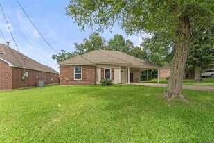 18606 Perkins Oak Rd in Prairieville, LA - Building Photo