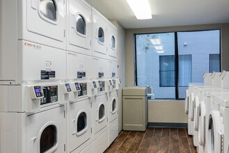 Windsor Court in Los Angeles, CA - Foto de edificio - Building Photo