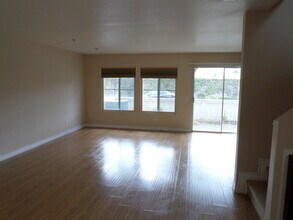 5005 Golondrina Way in Oceanside, CA - Foto de edificio - Building Photo