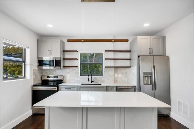 557 Meridian Ave in Miami Beach, FL - Building Photo - Building Photo