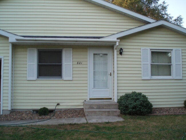 801 Rachel Pl in Onalaska, WI - Foto de edificio - Building Photo