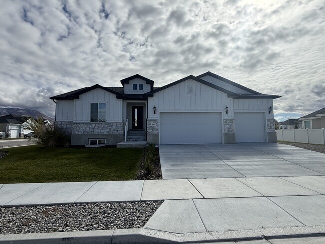 property at 881 W Sagewood Dr