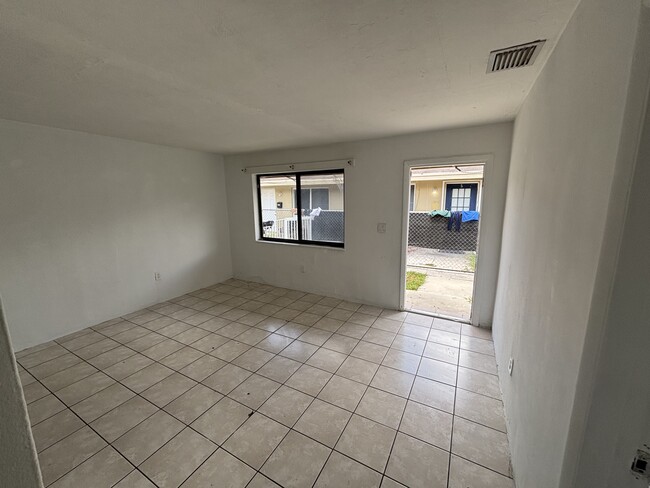 1413 NW 8th Ave in Florida City, FL - Building Photo - Building Photo