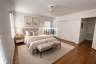1229 1/2 Smithwood Dr in Los Angeles, CA - Building Photo