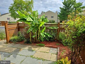 6088 Essex House Square in Alexandria, VA - Building Photo - Building Photo