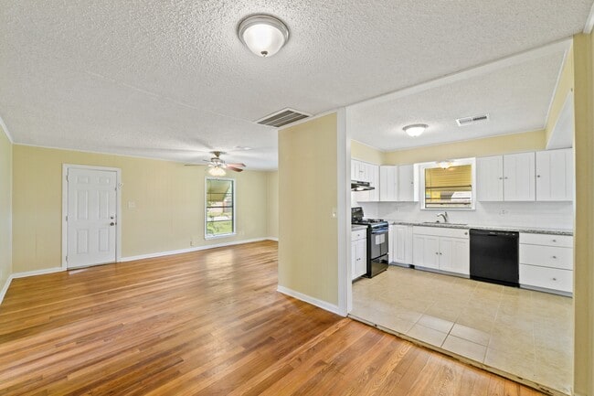 821 Miller St in Angleton, TX - Building Photo - Building Photo