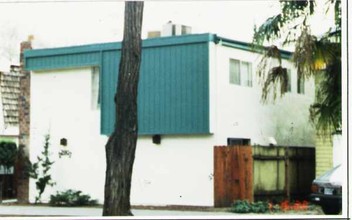 2110 H St in Sacramento, CA - Building Photo - Building Photo