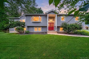 234 Betsy Ross Dr in Orangeburg, NY - Building Photo