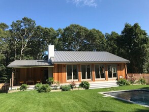 19 Renfrew Ln in East Hampton, NY - Building Photo - Building Photo