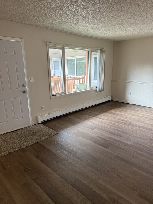 100 B St in Fairbanks, AK - Foto de edificio - Building Photo