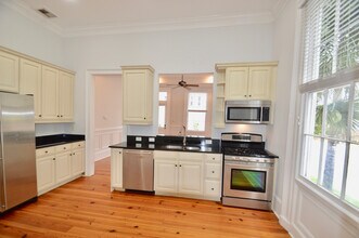 192 Wentworth St in Charleston, SC - Building Photo - Building Photo