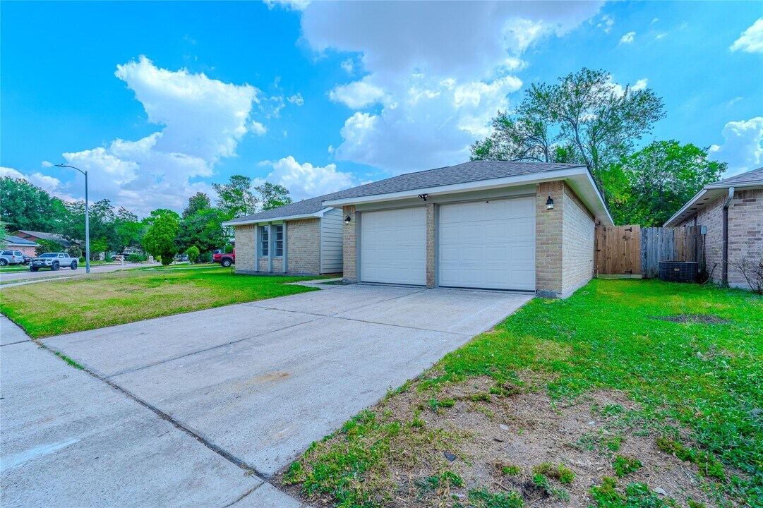 2714 Flintrock Cir in Houston, TX - Building Photo
