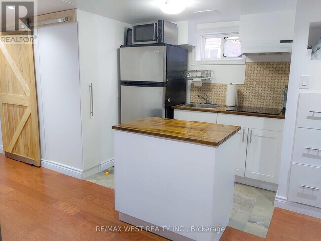 1002 Warden Ave. in Toronto, ON - Building Photo - Building Photo