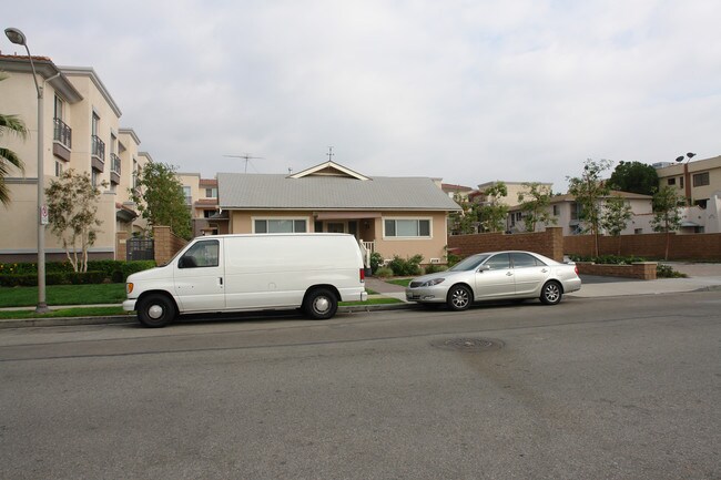 1128 Melrose Ave in Glendale, CA - Foto de edificio - Building Photo