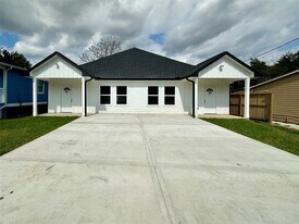 243 Broadhurst Dr in Houston, TX - Building Photo