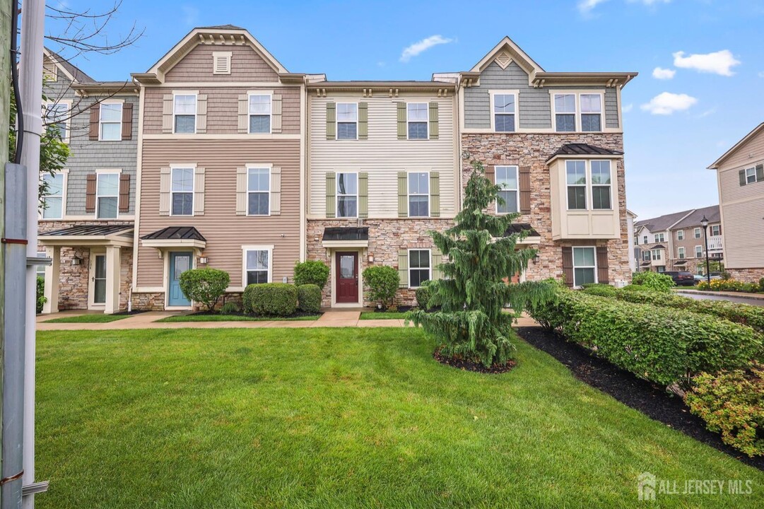 102 Bayside Ct in South Amboy, NJ - Building Photo