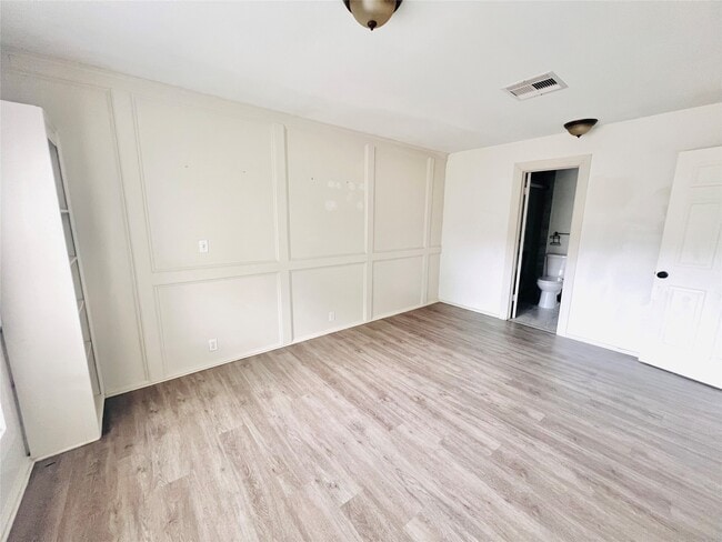 property at 1910 Huge Oaks St