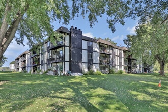 Dockside Apartments on Lake Minnetonka in Spring Park, MN - Building Photo - Building Photo