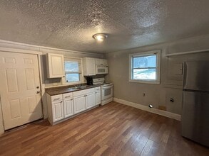 402 N Pryor St in Gastonia, NC - Building Photo - Building Photo