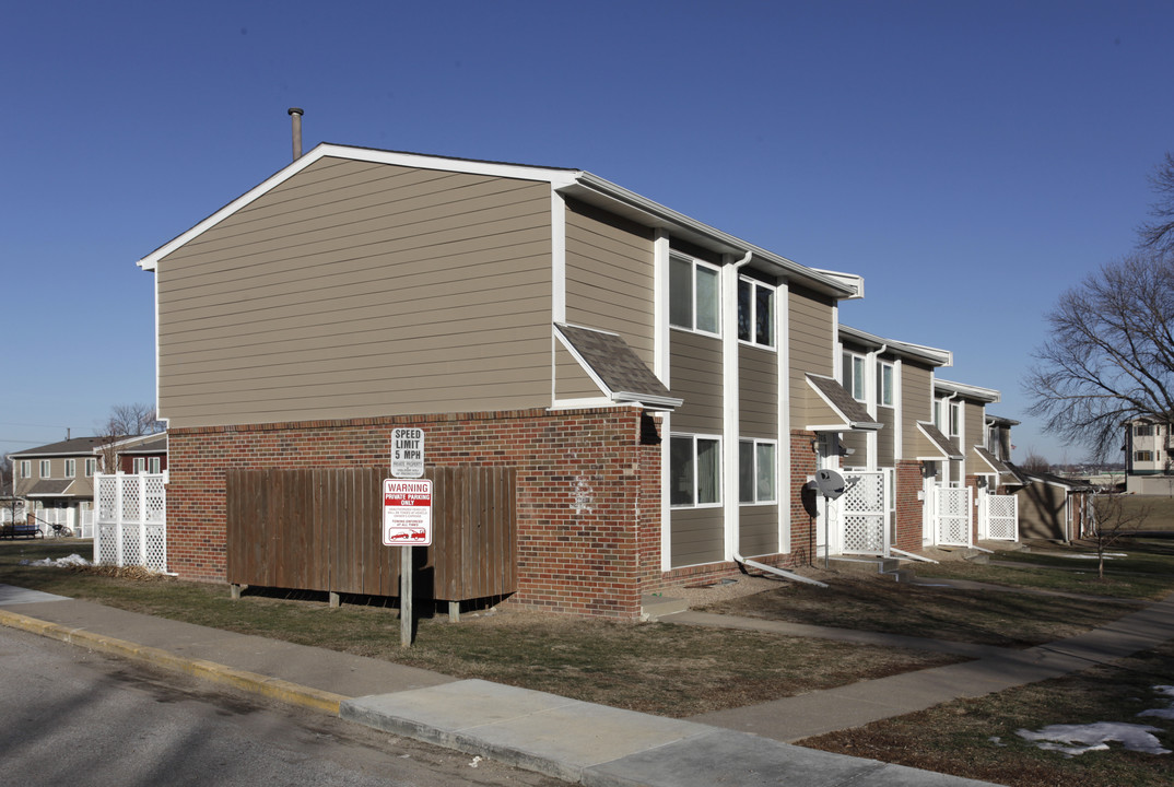 Crestview Village Apartments in La Vista, NE - Foto de edificio