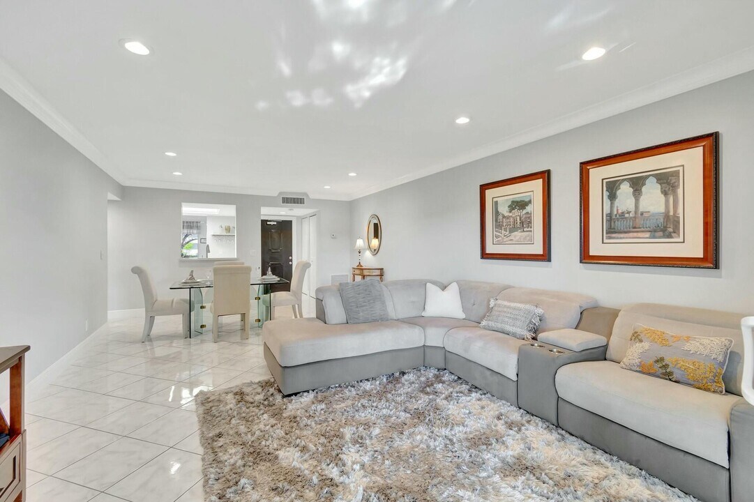 14823 Cumberland Dr in Delray Beach, FL - Building Photo