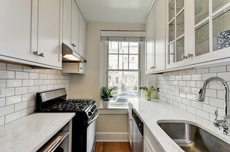 2410 20th St NW, Unit 101 in Washington, DC - Foto de edificio - Building Photo