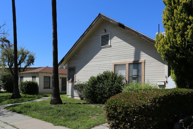 114-122 E 5th Ave in Escondido, CA - Foto de edificio - Building Photo