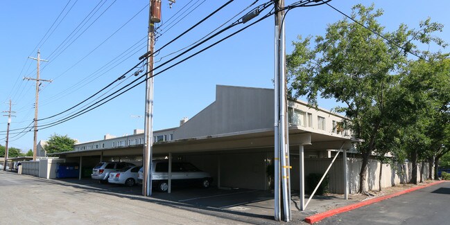 Country Club Plaza in Sacramento, CA - Foto de edificio - Building Photo