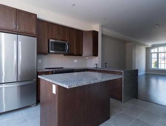 2034 Queensborough Gate in Mississauga, ON - Building Photo - Building Photo