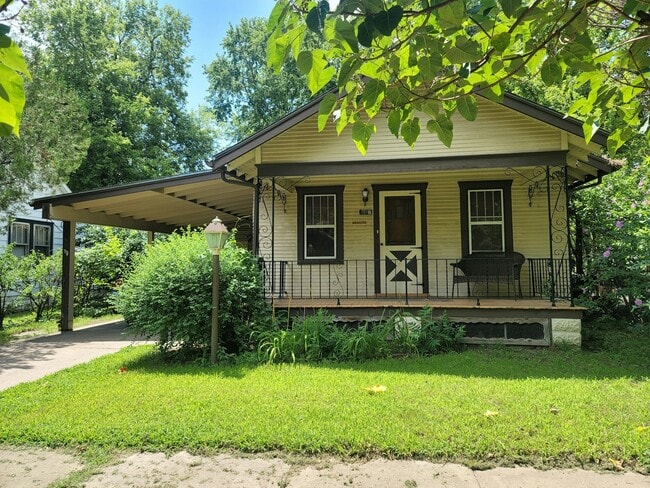 property at 1107 S Ellis St