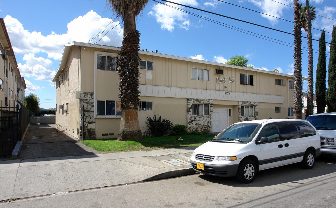 Coral Isle Apartments in Van Nuys, CA - Building Photo