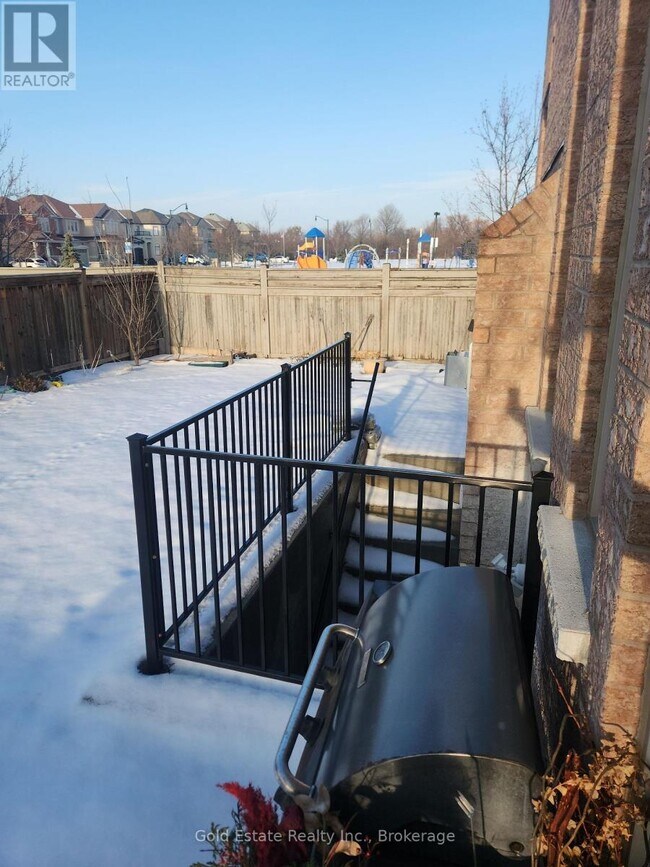 34 Pinestaff Rd in Brampton, ON - Building Photo - Building Photo