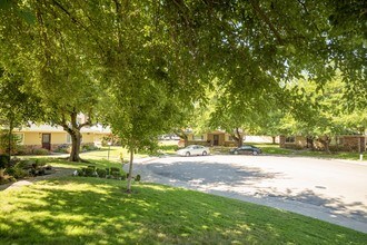 Queenston Plaza Apartments in Carmichael, CA - Foto de edificio - Building Photo