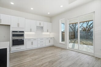 128 N Cedar St in Denton, TX - Building Photo - Building Photo