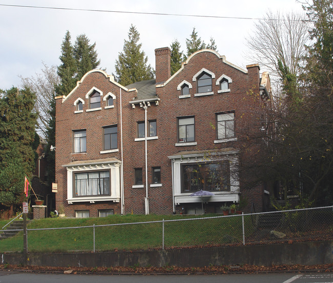 The Heatherfield in Seattle, WA - Building Photo - Building Photo