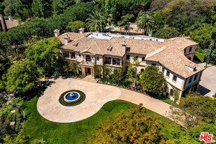 70 Beverly Park St in Beverly Hills, CA - Building Photo