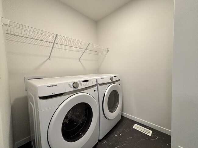 45 Creekview Mnr SW in Calgary, AB - Building Photo - Building Photo