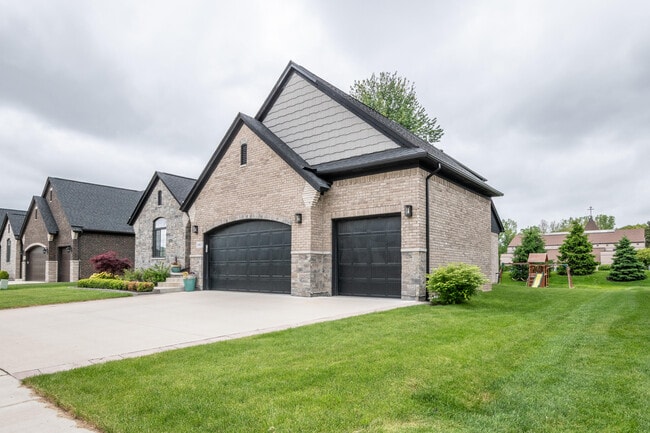 1061 Birkshire Ridge in Rochester Hills, MI - Building Photo - Building Photo