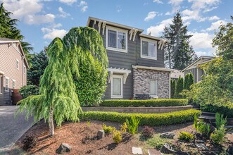 4005 W Briarcliff Ln in Seattle, WA - Building Photo - Building Photo