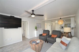 271 Southbay Dr in Naples, FL - Foto de edificio - Building Photo