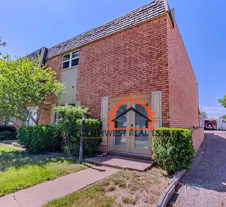 1271 Colonial Pkwy in Clovis, NM - Building Photo