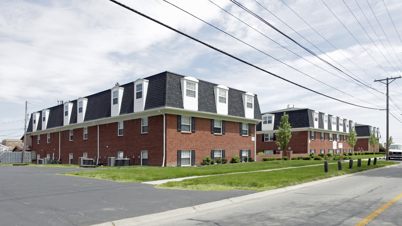 University Courts Apartments in Bowling Green, OH - Building Photo