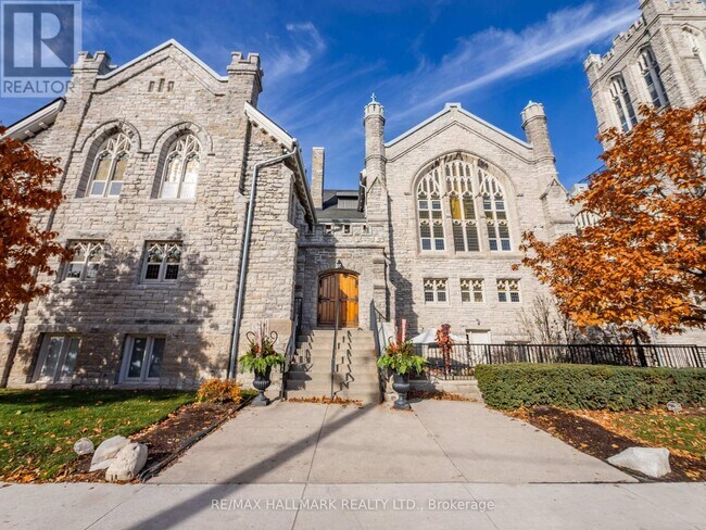 384 Sunnyside Ave in Toronto, ON - Building Photo - Building Photo