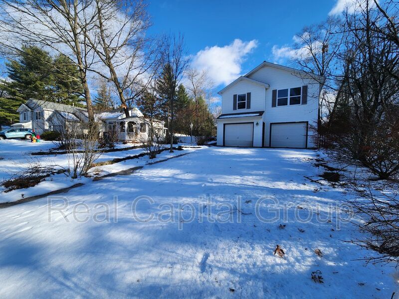 310 Meadowlark Dr in Ballston Spa, NY - Building Photo