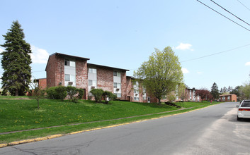 Rose Gardens Apartments in Middletown, CT - Building Photo - Building Photo